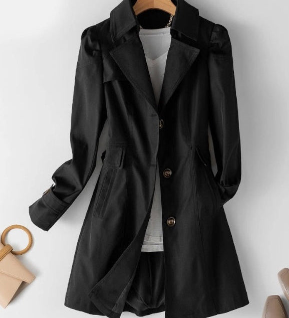 Schwarzer Windbreaker mit Reverskragen, Knopfleiste und aufgesetzten Taschen