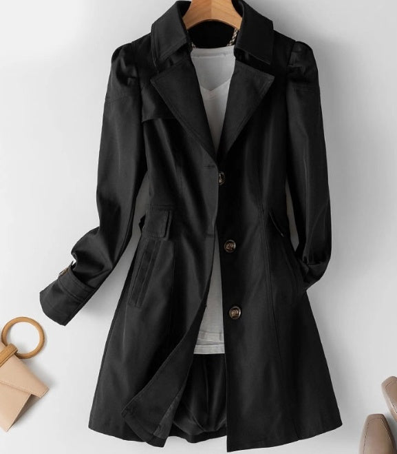 Schwarzer Windbreaker mit Reverskragen, Knopfleiste und aufgesetzten Taschen