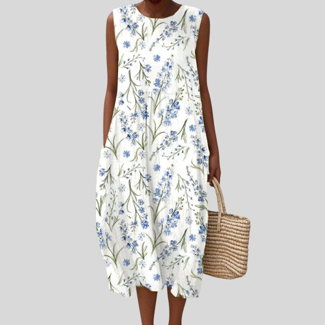 Ärmelloses Kleid mit blauem Blumenmuster auf hellem Grund, locker bis zum Knie