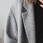 Grauer langer Mantel mit breitem Revers und Knopfleiste