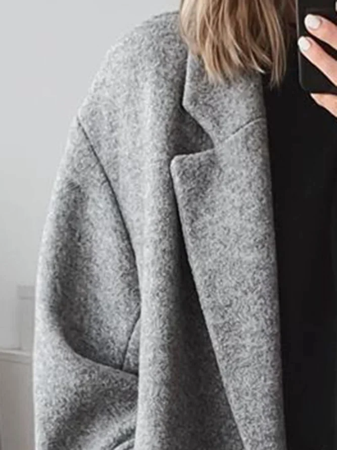 Grauer langer Mantel mit breitem Revers und Knopfleiste