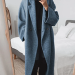 Blauer langer Mantel mit Reverskragen, Knopfleiste und zwei Taschen