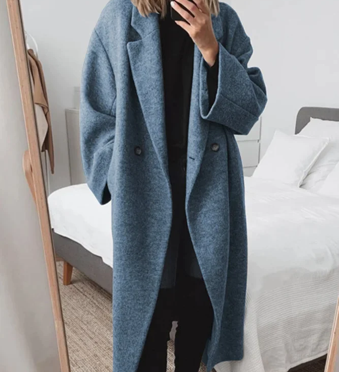 Blauer langer Mantel mit Reverskragen, Knopfleiste und zwei Taschen
