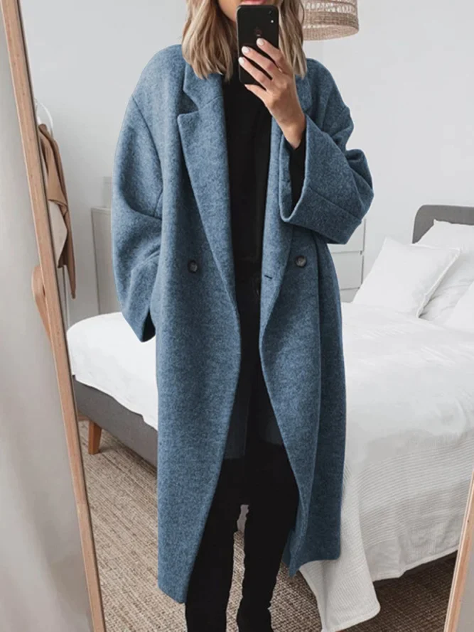Blauer langer Mantel mit Reverskragen, Knopfleiste und zwei Taschen