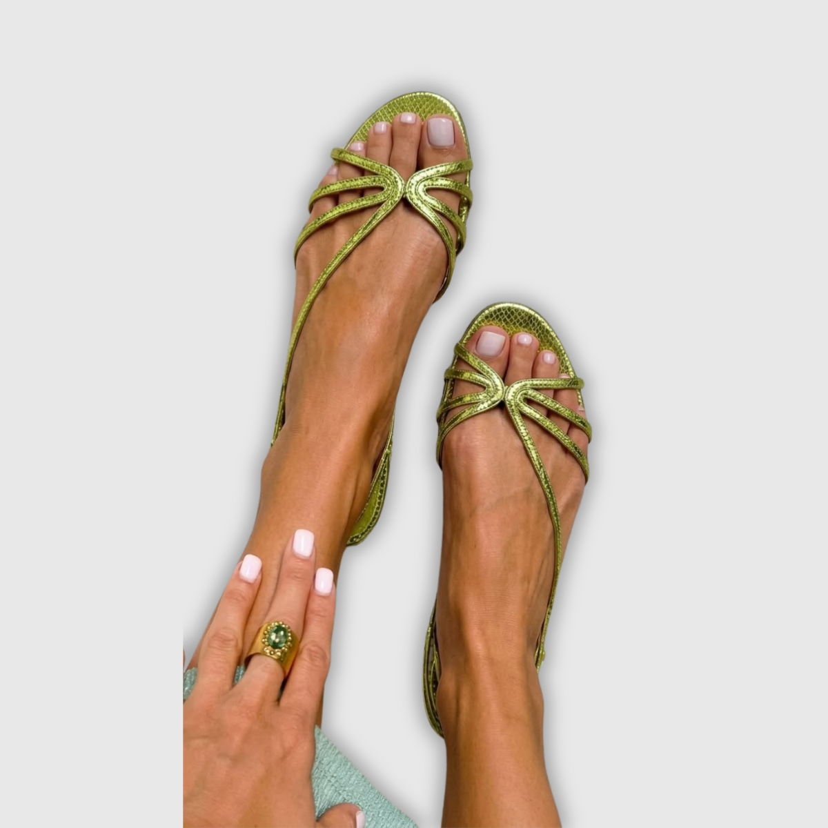 Khakifarbene Metallic-Sandalen mit Riemenfächer am Vorderfuß und Zierschleifen