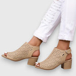 Beige Sandalen mit Lochmuster und Knöchelriemen, eckiger Absatz