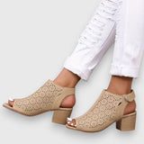 Beige Sandalen mit Lochmuster und Knöchelriemen, eckiger Absatz