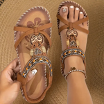 Boho-Sandalen beige-braun, Riemen mit Schmuckanhängern und Perlenkante, offene Zehen