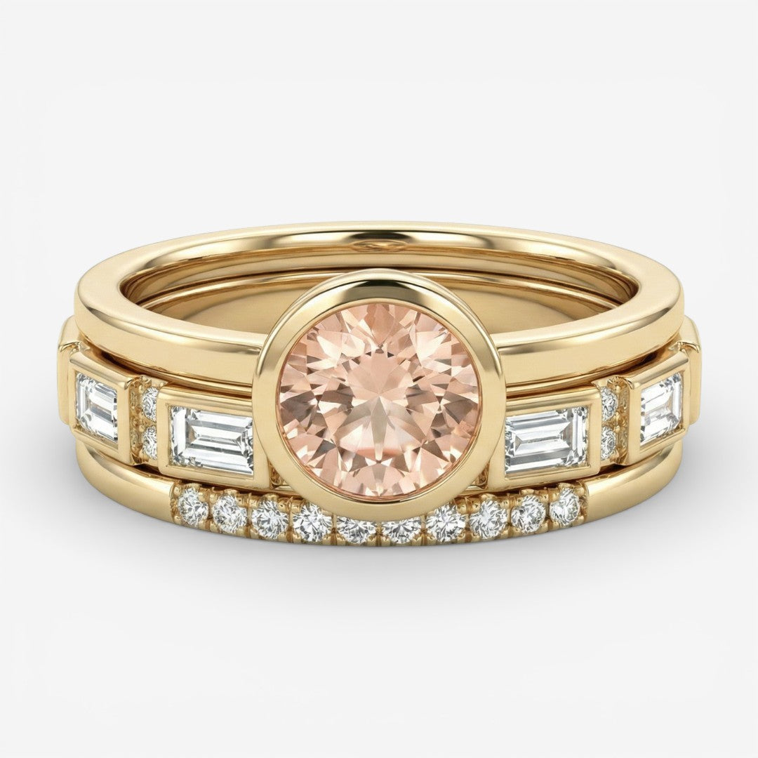 Goldfarbener Ring mit rundem rosafarbenem Stein und rechteckigen Kristallen