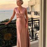 Roségoldfarbenes Maxikleid mit Wickeloberteil und kurzen Ärmeln, schimmernde Satinoberfläche