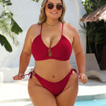 Rotes Bikini-Set mit Vorderausschnitt am Triangel-Oberteil und Slip mit Bindebändern