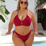 Rotes Bikini-Set mit Vorderausschnitt am Triangel-Oberteil und Slip mit Bindebändern