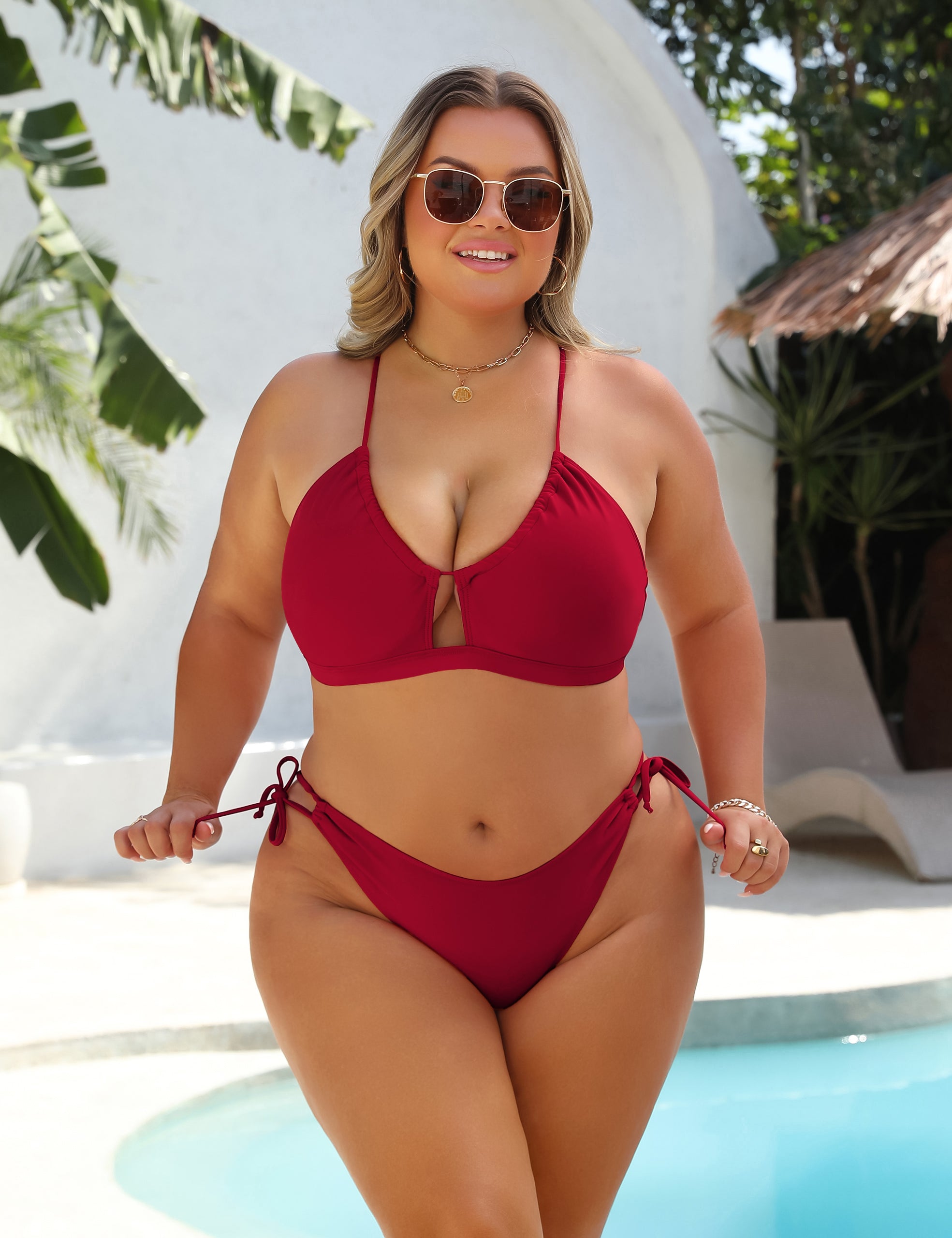 Rotes Bikini-Set mit Vorderausschnitt am Triangel-Oberteil und Slip mit Bindebändern