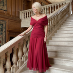 Off-Shoulder Midi-Kleid mit gerafftem V-Ausschnitt, weinrot, schwingender Chiffon-Rock