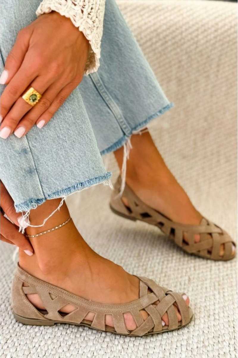 Emma geflochtene Sandalen in Taupe mit offenen Zehen und geflochtenen Riemen