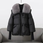Winterjacke mit Kunstfellkragen, schwarze Steppjacke mit Reißverschluss und Taschen.