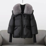 Winterjacke mit Kunstfellkragen, schwarze Steppjacke mit Reißverschluss und Taschen.