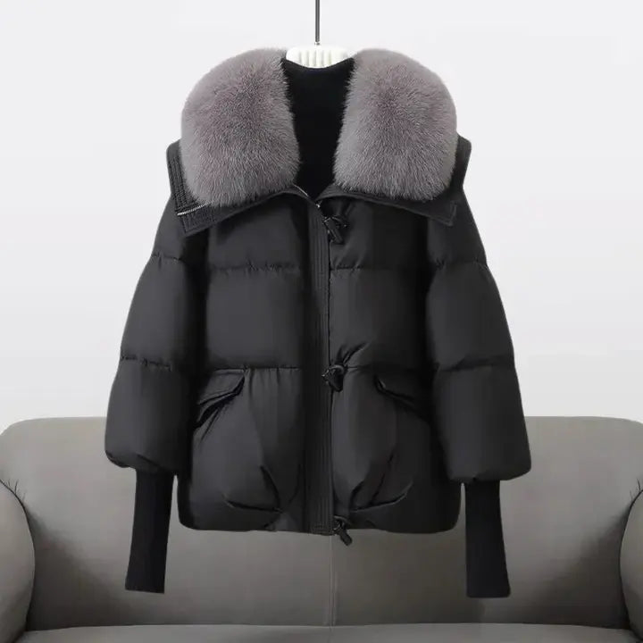 Winterjacke mit Kunstfellkragen, schwarze Steppjacke mit Reißverschluss und Taschen.