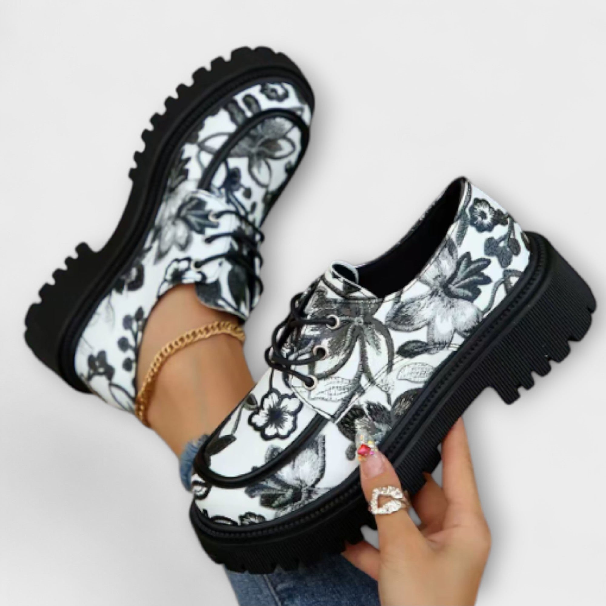 Retro-Mokassins mit Blumenprint, schwarzer Schnürung und dicker Profilsohle