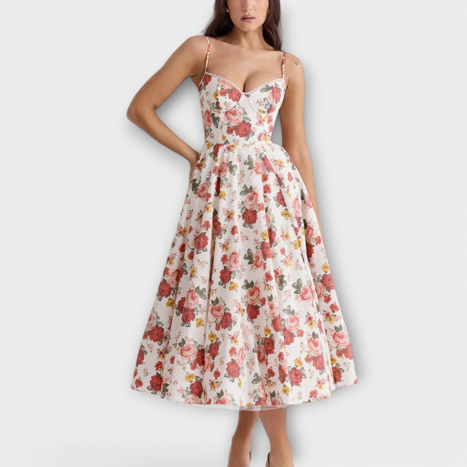 Weißes Sommerkleid mit Blumenmuster, Korsett-Top und Spaghettiträgern, weit schwingender Rock