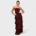 Trägerloses gestuftes Maxikleid aus dunkelrotem Chiffon mit gerafftem Oberteil