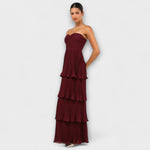 Trägerloses gestuftes Maxikleid dunkelrot mit Taillengürtel und mehrlagigem Rock