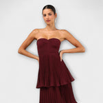 Trägerloses Maxikleid dunkelrot mit herzförmigem Ausschnitt, geraffter Taille und Tiersaum