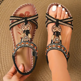 Boho-Sandalen braun mit schwarzen geflochtenen Riemen, Schmuckanhänger, offene Zehen