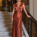 Glänzendes Maxikleid mit Wickeloberteil und kurzen Ärmeln, Roségold