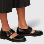 Schwarze Schuhe mit Riemen und Schnalle, glänzend, flache Sohle