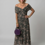 Dunkelgrünes Off-Shoulder-Midi-Kleid von Calen mit Blattmuster, gerafftem Oberteil