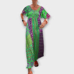 Boho-Maxikleid mit Rundhalsausschnitt, kurzem Arm und grünem-lila Streifenmuster
