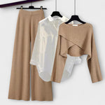 Dreiteiliges Langarm-Set in Braun: Hose, weiße Hemdbluse und beiger Pullover