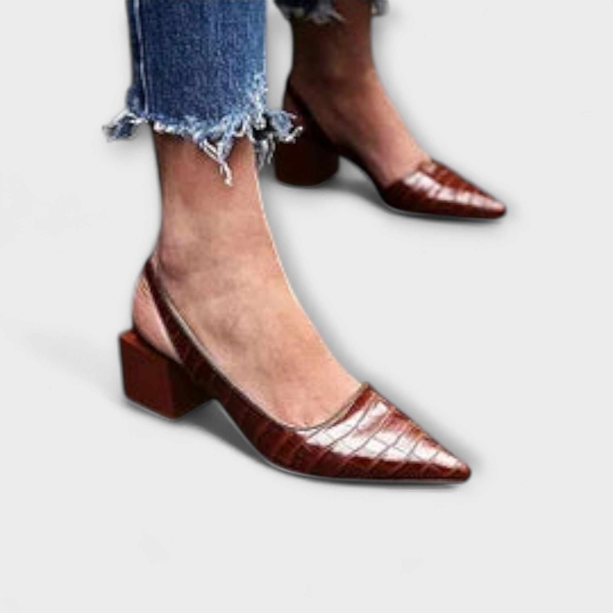 Braune Slingbacks mit spitzer Kappe, Riemen hinten und klobigem Blockabsatz