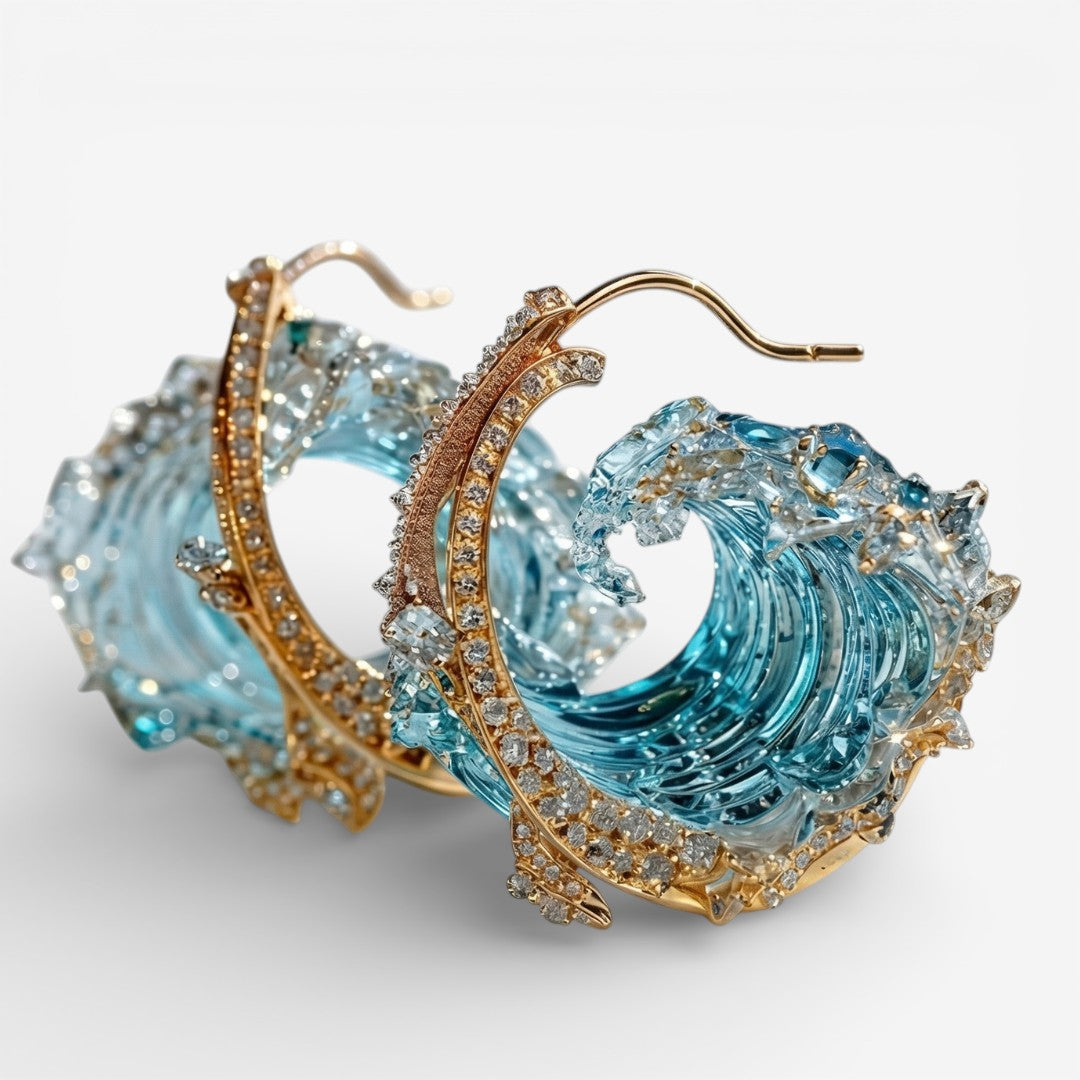 Goldfarbene Creolen mit blauem Steinschmuck und funkelndem Rand