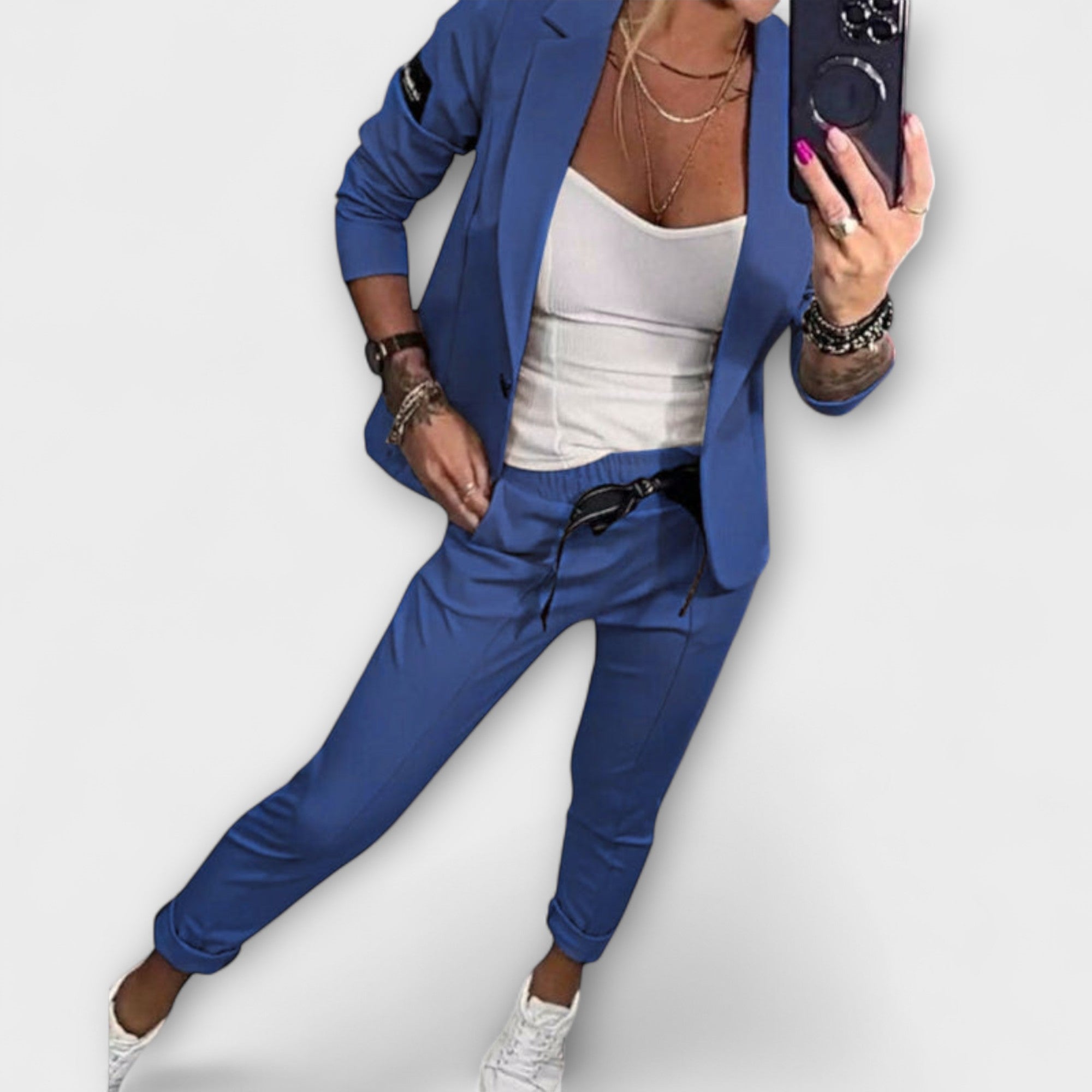 Koordiniertes Set: blaue Jacke und Hose mit weißem Top, offene Vorderseite
