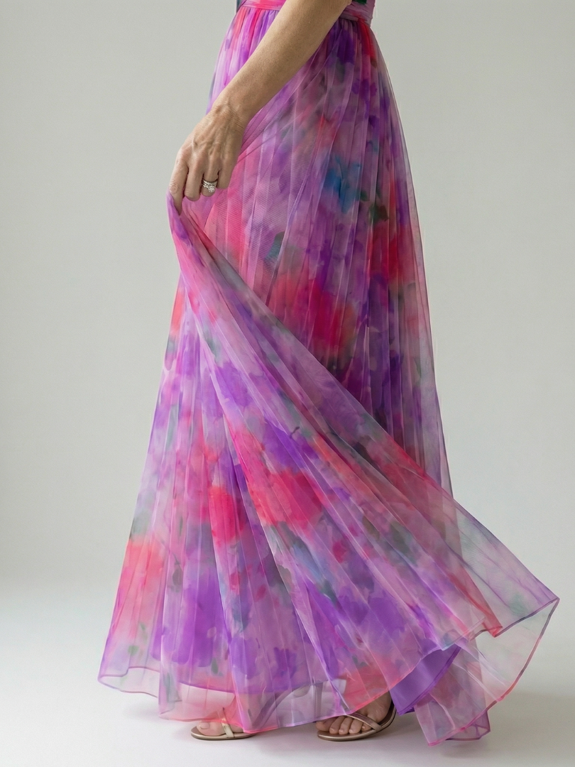 Maxi-Wickelkleid mit pink-violettem Farbverlauf, seitlicher Faltenwurf im flatternden Rock