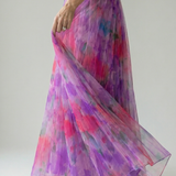Maxi-Wickelkleid mit pink-violettem Farbverlauf, seitlicher Faltenwurf im flatternden Rock