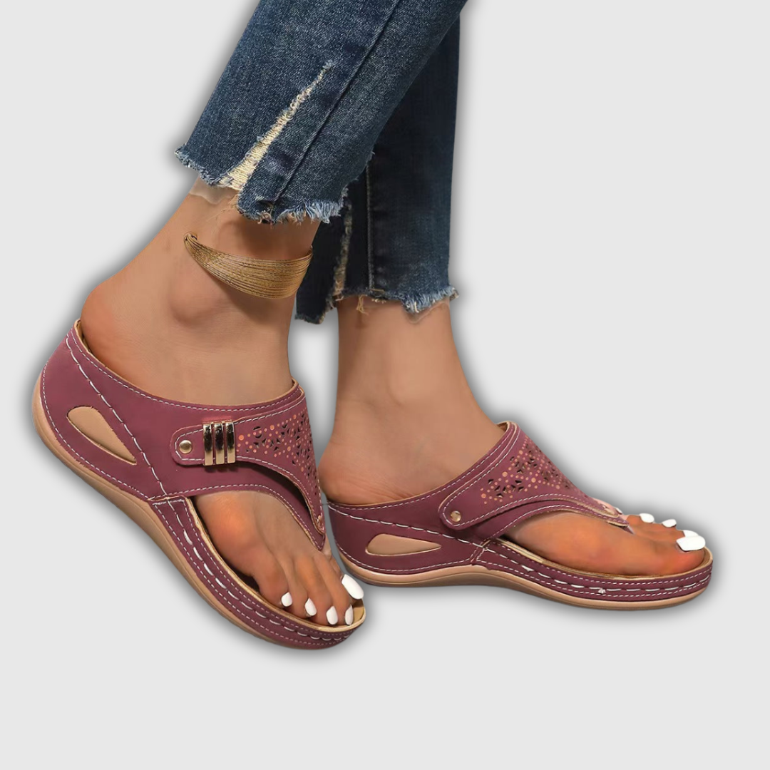 Rote unterstützende Zehentrenner-Sandalen mit Absatz und verstellbaren Riemen