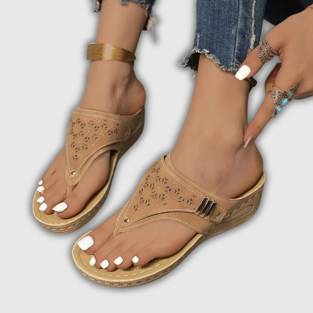 Beigefarbene unterstützende Zehentrenner-Sandalen mit Absatz, Lochmuster und Schnalle