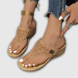 Beigefarbene unterstützende Zehentrenner-Sandalen mit Absatz, Lochmuster und Schnalle