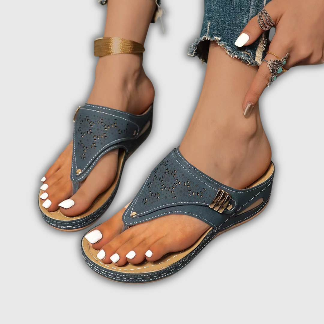 Dunkelblaue unterstützende Zehentrenner-Sandalen mit Absatz, Lochmuster und Schnalle