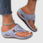 Hellblaue unterstützende Zehentrenner-Sandalen mit Absatz, seitlichem Ausschnitt und Schnalle