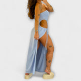 Hellblaues Bandeau-Kleid mit Cut-out vorn und Bindebändern an der Seite, langer Rock