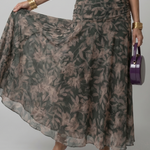 Dunkelgrünes Off-Shoulder-Midi-Kleid von Calen: Chiffonrock mit Blattmuster, Falten