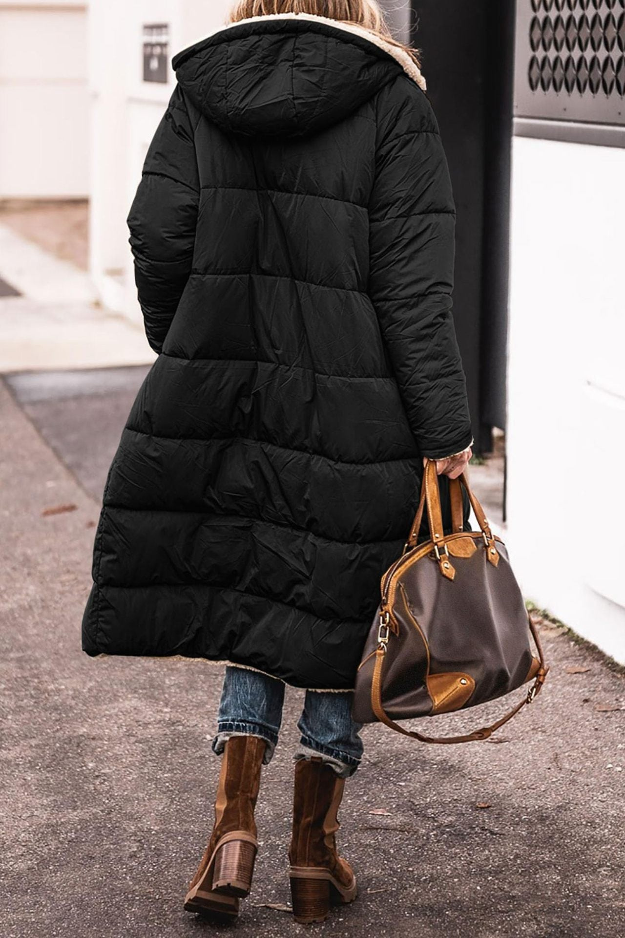 Wendermantel mit Kapuze, schwarze Steppjacke mit geradem Schnitt