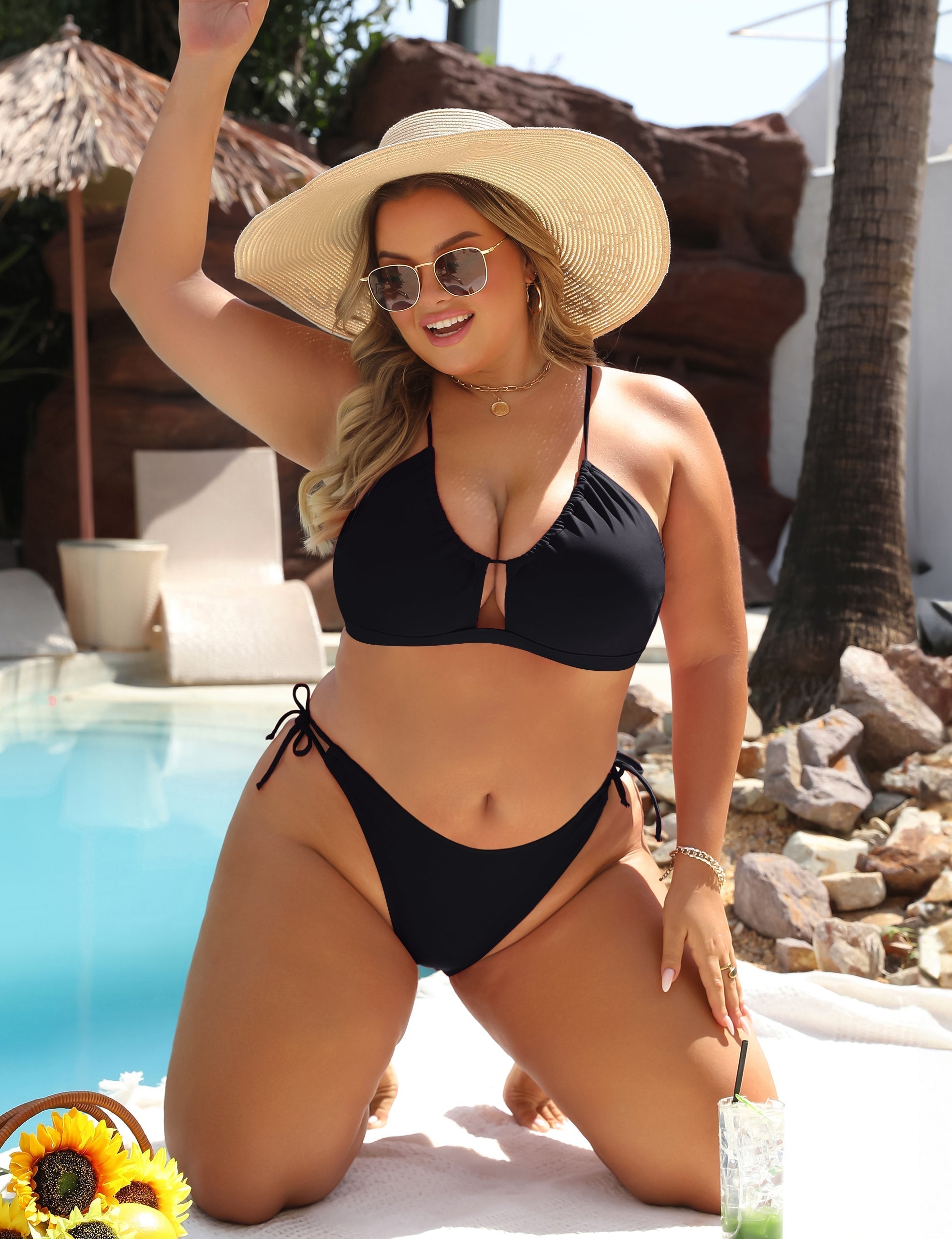 Schwarzes Bikini-Set mit Triangel-Oberteil und Slip mit Bindebändern