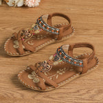 Braune Boho-Sandalen mit Zehensteg, filigranen Stickereien und geflochtenem Fersenband