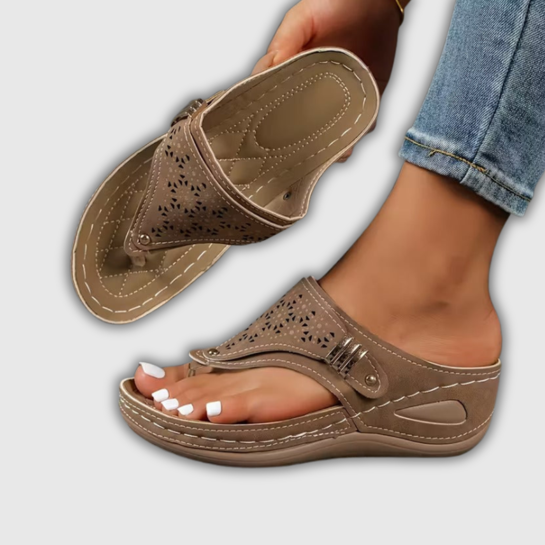 Braune unterstützende Zehentrenner-Sandalen mit Absatz, Lochmuster und Klemmschnalle