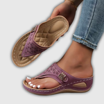 Bordeauxrote unterstützende Zehentrenner-Sandalen mit Absatz, Lochmuster und Schnalle